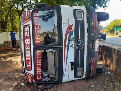 Bus interno volcó en la ciudad de Itá. (gentileza).
