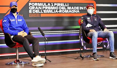 Mick Schumacher (i) y Max Verstappen, en la conferencia de prensa ayer en Italia. (AFP)