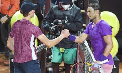 Jannik Sinner y Rafael Nadal se saludan tras el partido en Roma. Foto: EFE