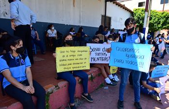 "Basta de tantas mentiras", "Queremos igualdad para todos", clamaron ayer los estudiantes del colegio Santa Teresita del Niño Jesús, de Asunción.
