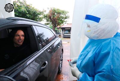 Ayer, bien temprano, empezó la toma de muestras en la Villa Olimpia, donde se lo ve llegar al capitán Roque Santa Cruz.