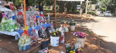 Unos de los puestos de ventas ubicado en el Área 4 ofreció una variedad de opciones como flores, peluches y termos.