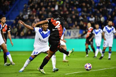 El paraguayo Robert Rojas (2), futbolista de River Plate, remata el balón que termina en el gol contra Vélez Sarsfield por la jornada 18 de la Liga Profesional de Argentina en el estadio José Amalfitani, en Buenos Aires.