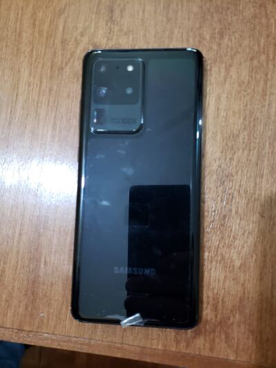 El aparato celular robado durante el asalto a la bodega Carexi ubicada en el barrio Don Bosco.