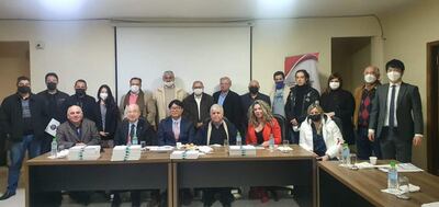 Representantes de ambas organizaciones luego de la reunión que mantuvieron en Ciudad del Este.