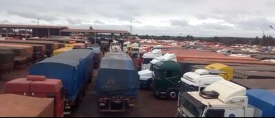 Camiones con cargamento de granos, para ser exportados al Brasil, en espera, en el predio de Algesa, en Ciudad del Este, departamento de Alto Paraná