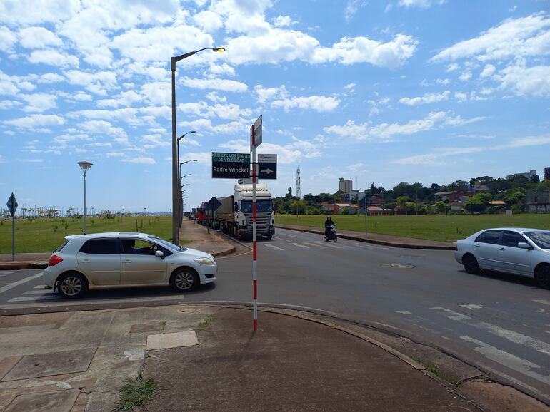 Camiones de gran porte son estacionados durante la 24 horas en las avenidas y calles urbanas en cercanías a la avenida costanera, porque no tienen espacio dentro del predio de la Administración Nacional de Navegación y Puertos (ANNP). Es otro foco de problemas al tránsito automotor en el centro de la ciudad.