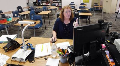 Una maestra de Las Vegas (EE.UU.) dirige clases a distancia con conexión garantizada de internet.