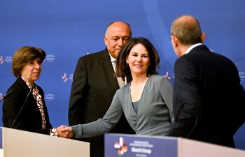 La ministra de Asuntos Exteriores de Alemania, Annalena Baerbock (2-R), conversa con sus homólogos de Francia, Catherine Colonna (L), Sameh Shoukry (2-L) de Egipto y Ayman Safadi (R) de Jordania, después de un reunión ministerial del Grupo de Munich sobre el proceso de paz en Oriente Medio, en el Ministerio federal de Asuntos Exteriores en Berlín, Alemania.