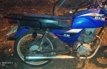La motocicleta fue recuperada en un yuyal luego de la detención de Nelson David Fernández Rivas.