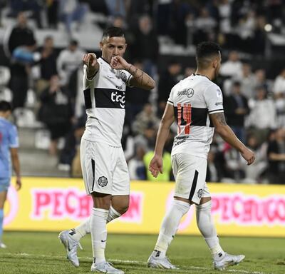 Derlis González anotó dos de los seis goles de Olimpia ante Resistencia