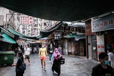 Peatones caminan en una calle de Hong Kong.