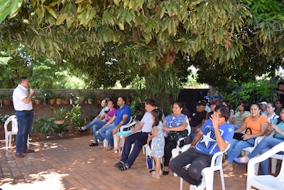 Líder Amarilla exponiendo sus propuestas ante los presentes.