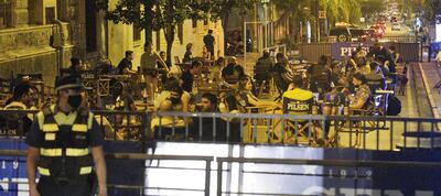 Rubros de restaurantes y bares celebran iniciativa municipal de crear espacios anticovid-19 y antidesempleo, al aire libre.