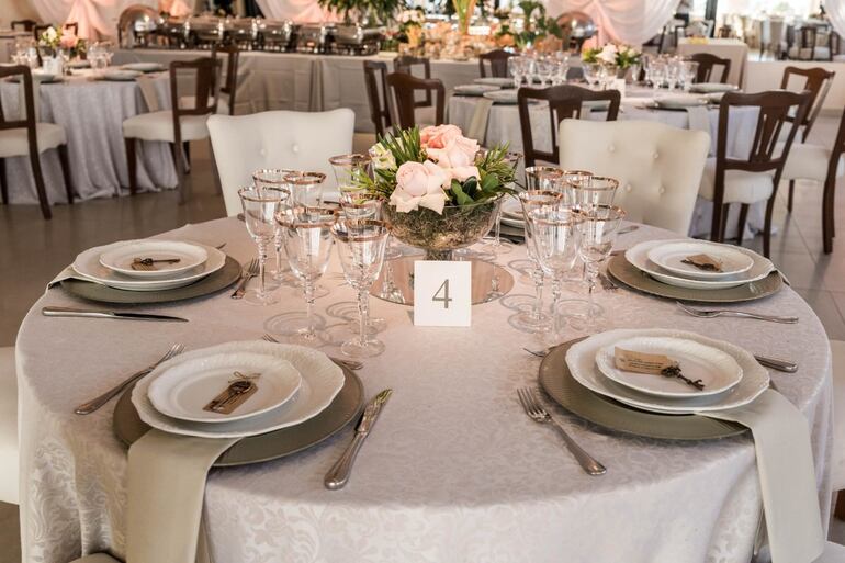 Flores naturales se destacaron en la decoración.