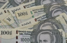 billetes dinero en efectivo guaraníes plata cien mil aguinaldo sueldo salario