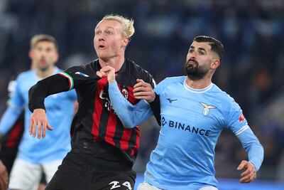 Simon Kjaer (i), defensor del AC Milan, y Elseid Hysaj, zaguero de Lazio, durante el partido de ayer.