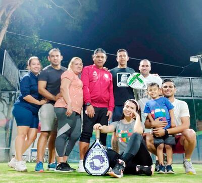 Juan Ángel Espínola (parado en el centro, camiseta negra), con su esposa, familiares y amigos.