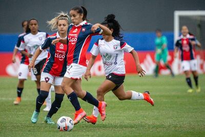 Camila Belén Arrieta Gómez transporta  el balón ante la mirada de su compañera Verónica Kurtz.