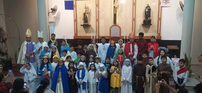 Niños y adolescentes católicos de Villa Elisa festejan el día de  todos los santos