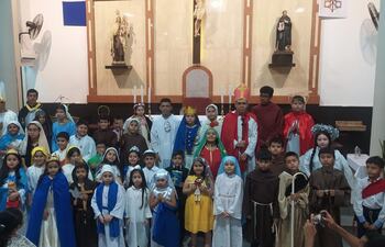 Niños y adolescentes católicos de Villa Elisa festejan el día de todos los santos