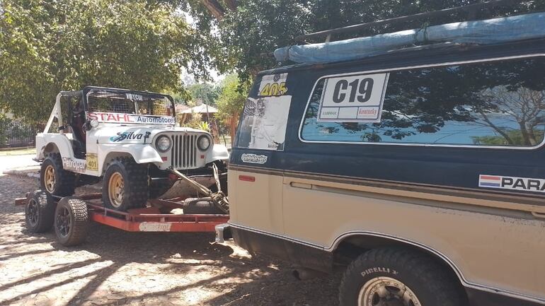 Momentos previos a la partida de unos de los equipos del 4x4 Off Road (Kiko López/Roque Godoy), rumbo al este del país para la competencia del fin de semana.