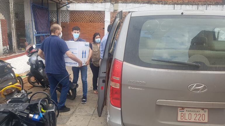 Personal descargando las 300 dosis que llegaron tras largas horas de espera.