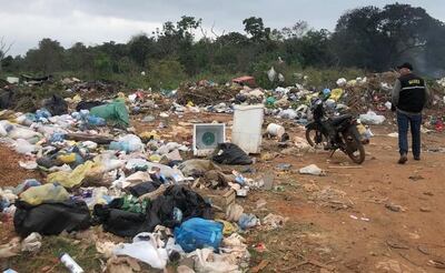 Un fiscalizador del Mades observa el depósito de basuras administrada por la Municipalidad de Concepción.
