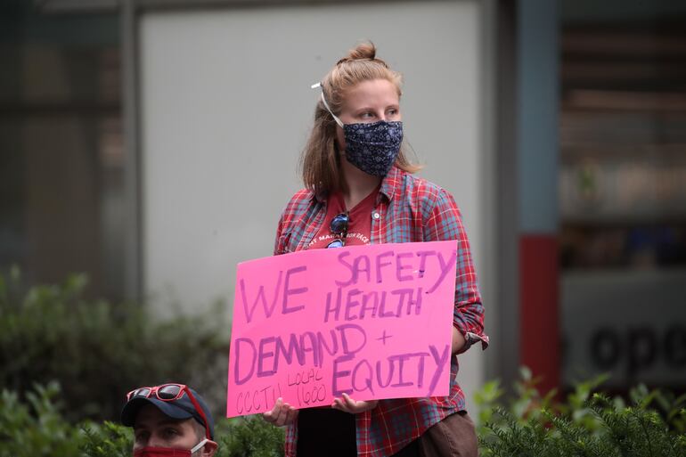 Una mujer participa de una manifestación contra la reapertura de las escuelas en Chicago, Illinois (EE.UU.).