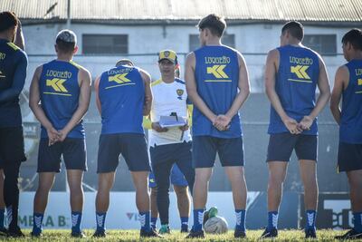 Gustavo Florentín, director técnico del Sportivo Luqueño, brindando indicaciones a sus dirigidos.