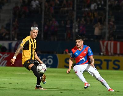 Claudio Aquino intenta filtrar el pase ante el volante legendario Hugo Dorrego.