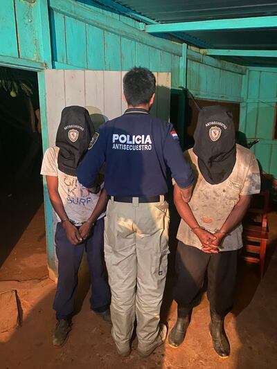 Dos de los tres supuestos secuestradores del capataz brasileño Teodoro Antúnez (50). Fueron detenidos en Amambay por Departamento de Antisecuestro de la Policía Nacional.
