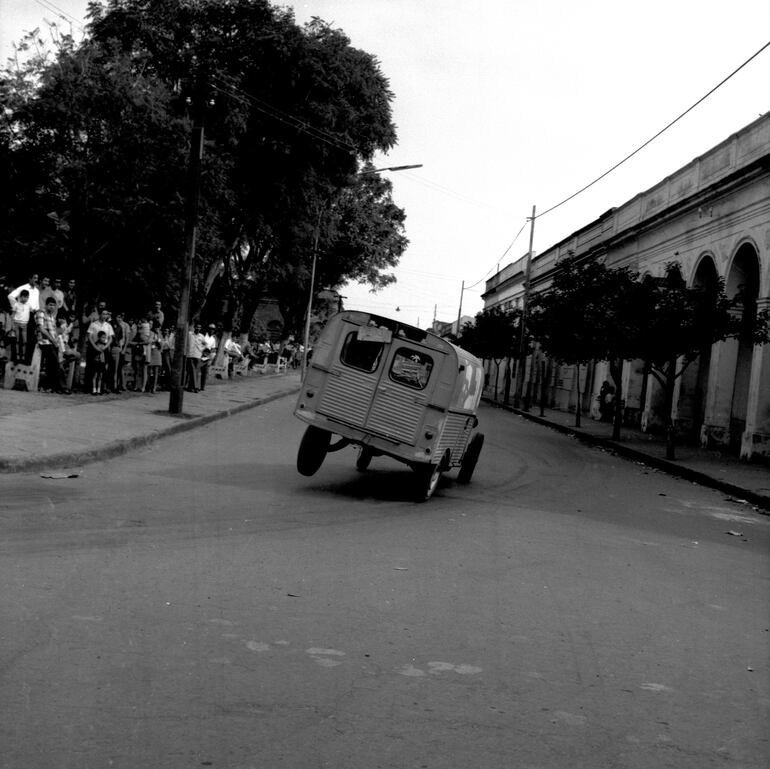Tuercas haciendo gala de sus habilidades en Villarrica, 1969.