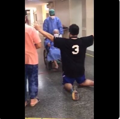 Arrodillado, un familiar de la mujer agradeció por su recuperación.