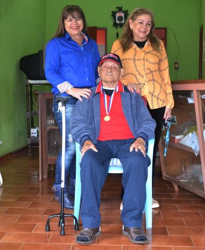 Don Juan Tomás López Leguizamón con sus hijas Zulma y Nimia. A la derecha, 
Don Leongino Enciso.