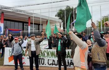 Miembros de la FNC se manifestaron frente a la Gobernación de Caaguazú.