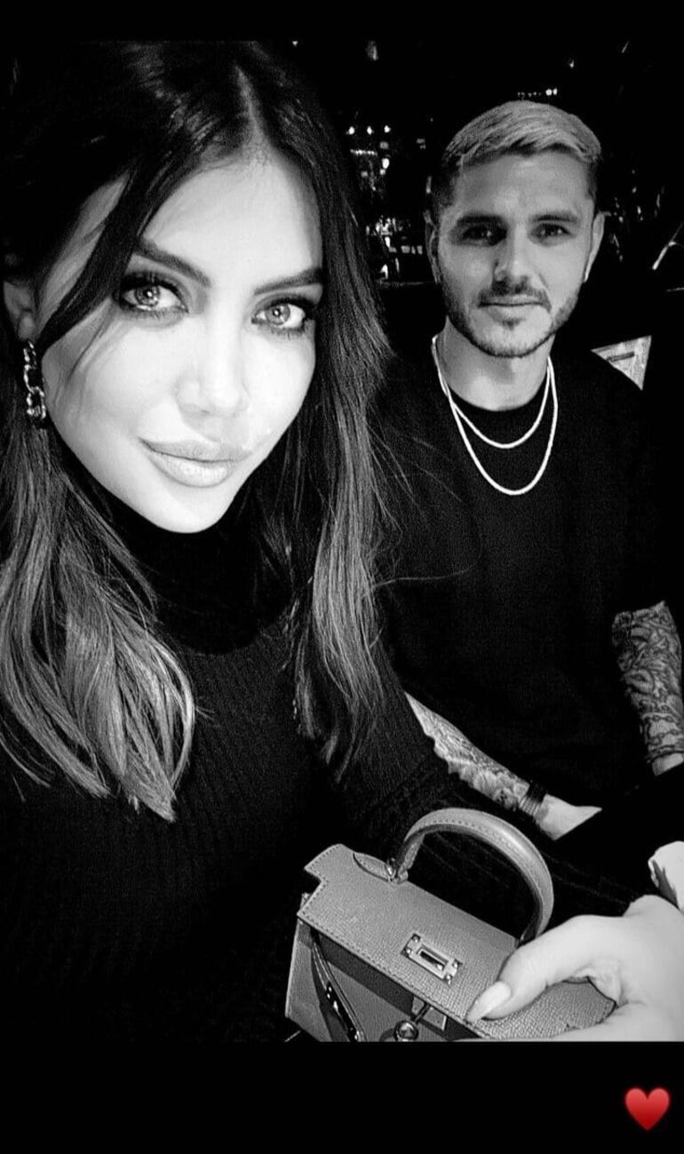 Esta postal de anoche fue publicada por Wanda Nara y le agregó un corazoncito. (Captura de la historia de Instagram de Wanda Nara)