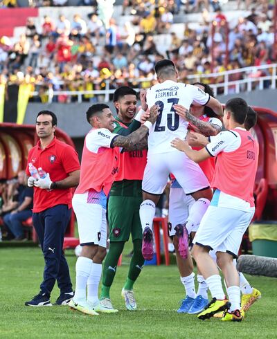 Alberto Espínola celebra con los del banco el tanto a Guaraní.