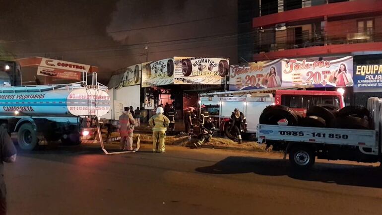 Local de neumáticos incendiado.