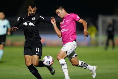 Brian Montenegro (d), de Independiente Del Valle, disputa el balón con Fabricio Bruno, de Bragantino, durante el partido jugado anoche en Brasil.