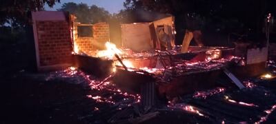 El hogar tenía una parte de su estructura que era de madera, que fue totalmente consumida por el fuego.