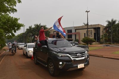 Los mingueros autoconvocados en caravana pasaron frente a la Municipalidad para apoyar la auditoría a la gestión de Digno Caballero (ANR).