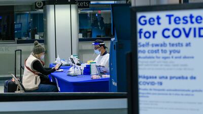 Una mujer se hace una prueba de coronavirus en un sitio de prueba Covid-19 gratuito dentro de Penn Station el 5 de diciembre de 2020 en la ciudad de Nueva York.