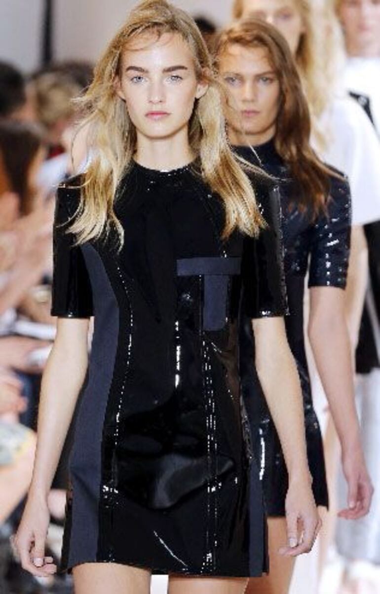 Desfile de modas con diseños de Paco Rabanne.