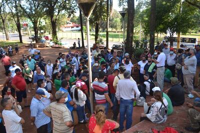 Los ex funcionarios se movilizaron este jueves frente a la Municipalidad de CDE.