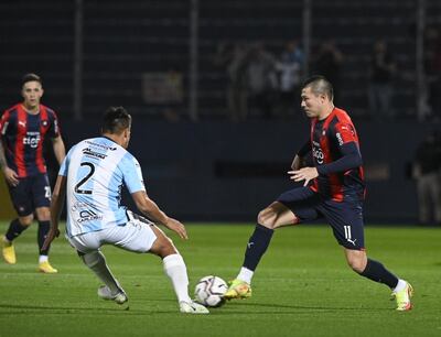 Braian Samudio trata de escapar de la marca de Aquilino Giménez