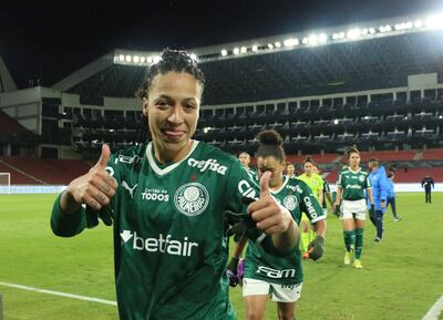 Byanca Alves (8) de Palmeiras celebra ante el América, durante un partido por la semifinal de la Copa Libertadores femenina entre el Palmeiras de Brasil y el América de Cali de Colombia, ayer en el estadio Rodrigo Paz Delgado de la ciudad de Quito (Ecuador). EFE/ Rolando Enríquez