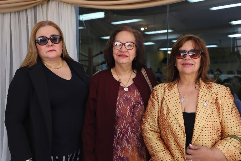 Elizabeth Acevedo, Juana Acosta y Norma López Denis.