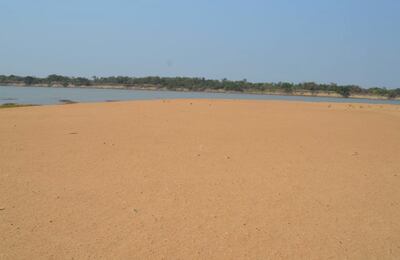 Amplia y limpia playa de arena sobre el río Paraguay en Puerto Antequera, cuya economía se encuentra muy golpeada por el estiaje.