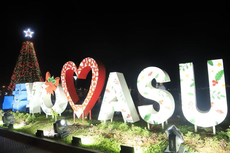 La escultura de arena que es presentada en la Costanera de Asunción.